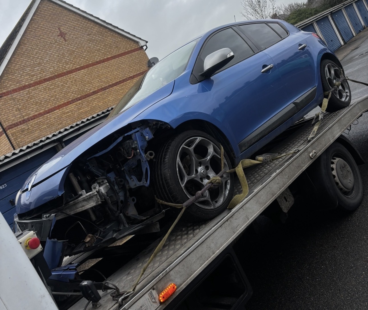 Damaged car buying service with free collection